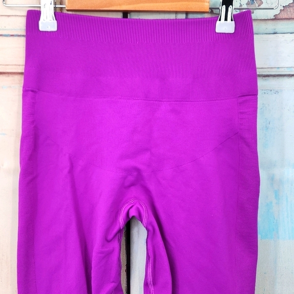 Lululemon Compression Leggings Crop Pink Purple Magenta Gummy Logo - Picture 3 of 7